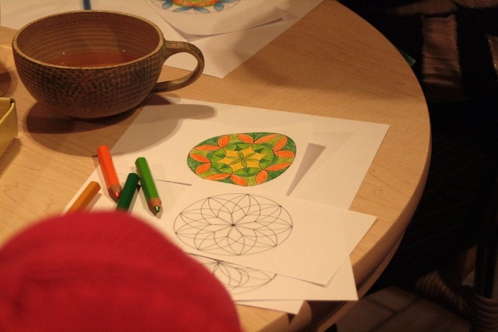 Vybarvená a nevybarvená mandala na stole